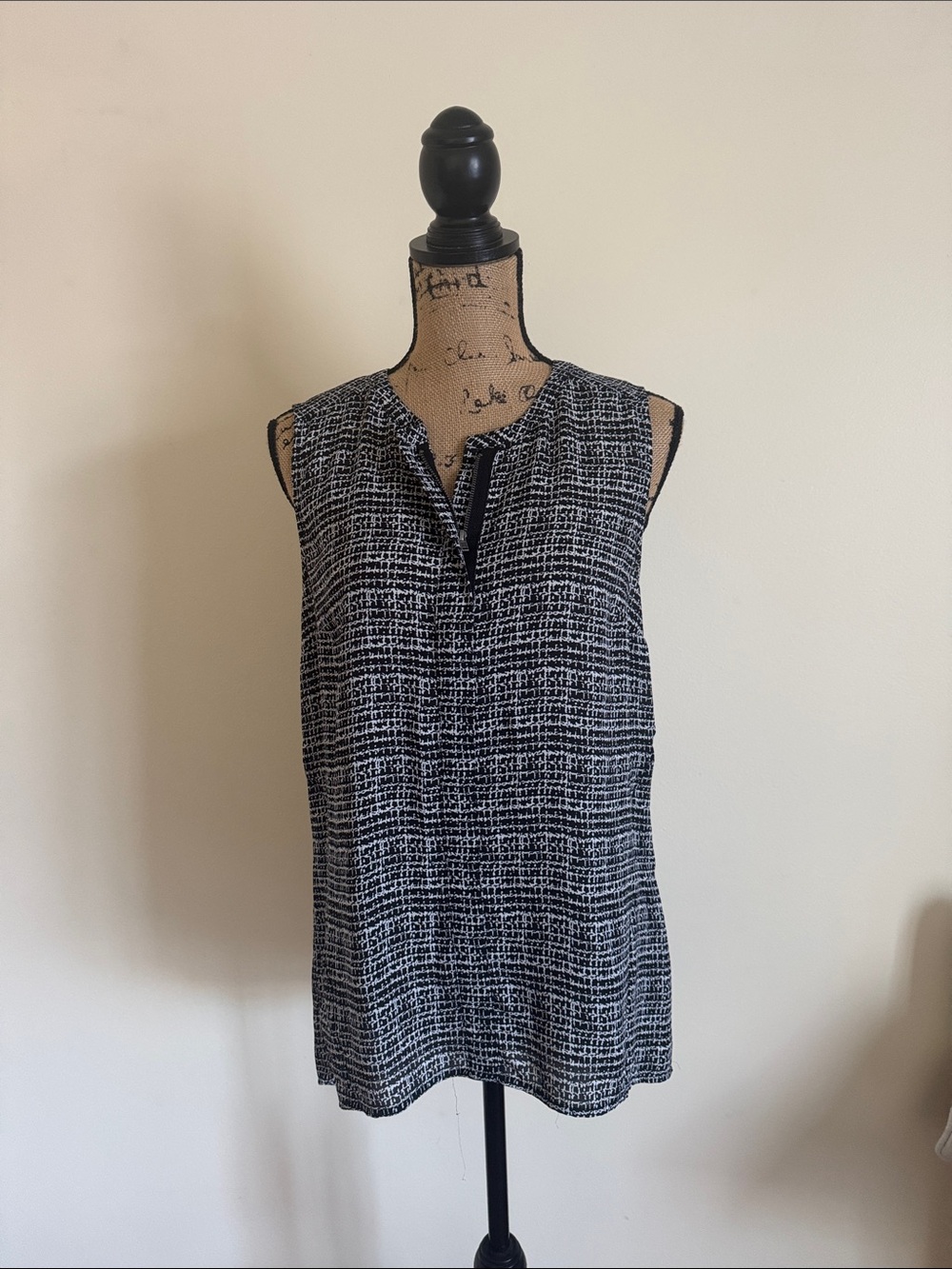 Daniel Rainn Black & White Textured Sleeveless Split-Neck Camisole